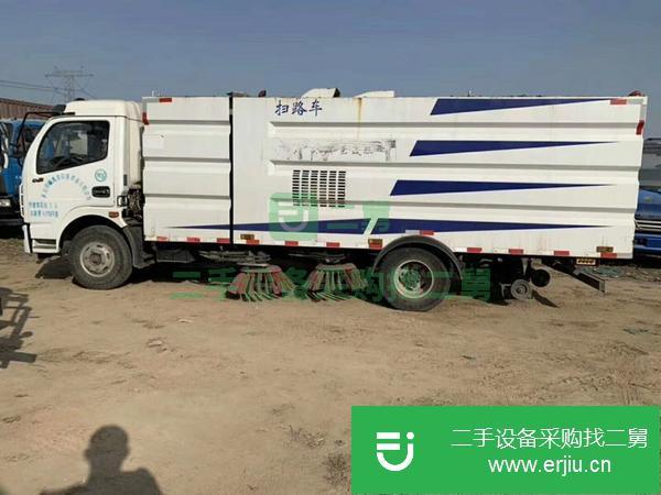 山東出售二手掃路車一臺(tái)，高配朝柴156馬力，原裝空調(diào)，剛審?fù)贶囐I完保險(xiǎn)