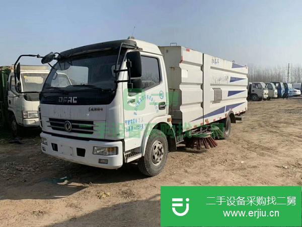 山東出售二手掃路車一臺(tái)，高配朝柴156馬力，原裝空調(diào)，剛審?fù)贶囐I完保險(xiǎn)