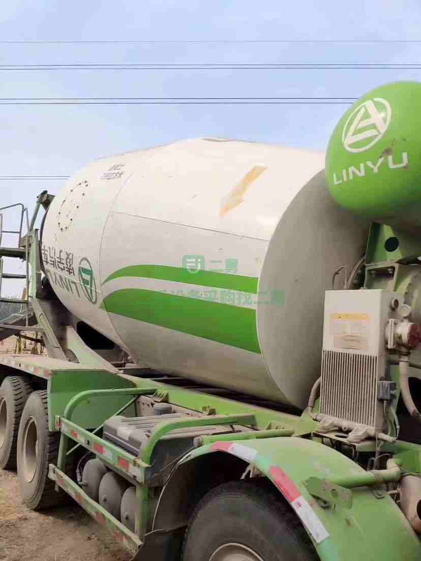 出售17年豪沃凌宇輕量化大12方攪拌車，手續(xù)齊全，包提檔過(guò)戶，支持分期
