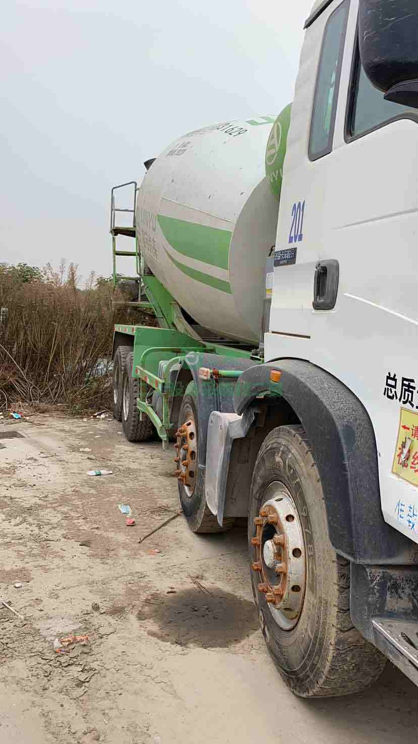 出售17年豪沃凌宇輕量化大12方攪拌車，手續齊全，包提檔過戶，支持分期
