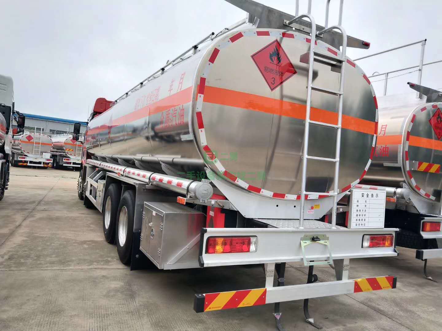 湖北出售二手的解放前四后八鋁合金油罐車