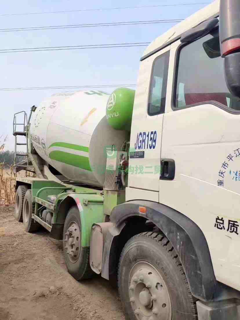 出售17年豪沃凌宇輕量化大12方攪拌車，手續齊全，包提檔過戶，支持分期