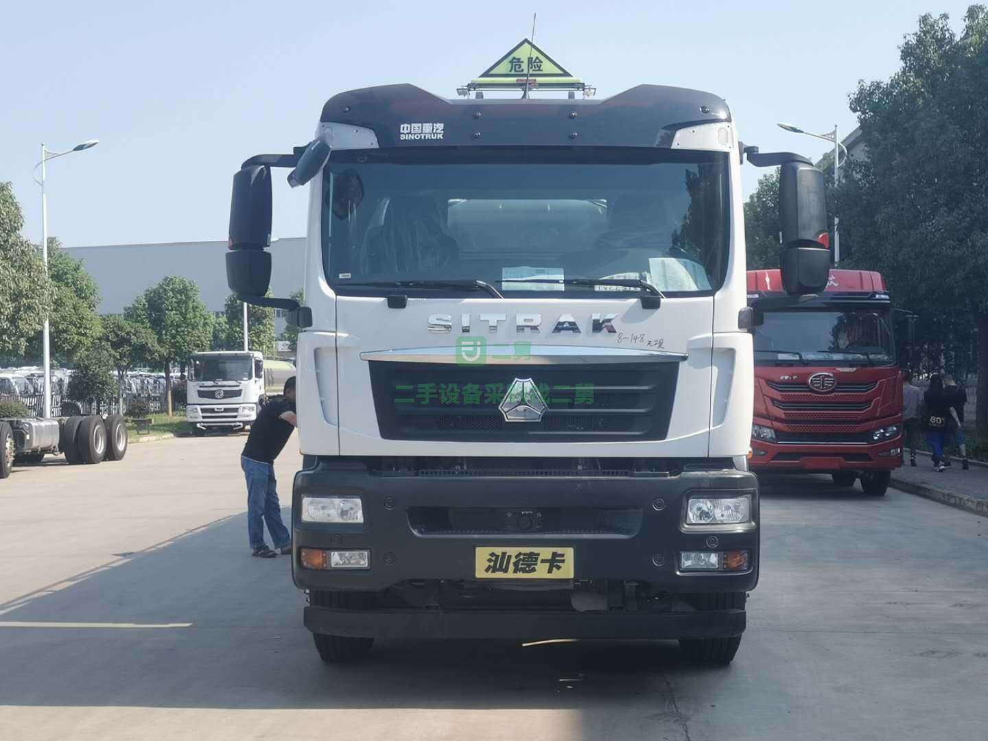 湖北出售汕德卡前四后八鋁合金油罐車