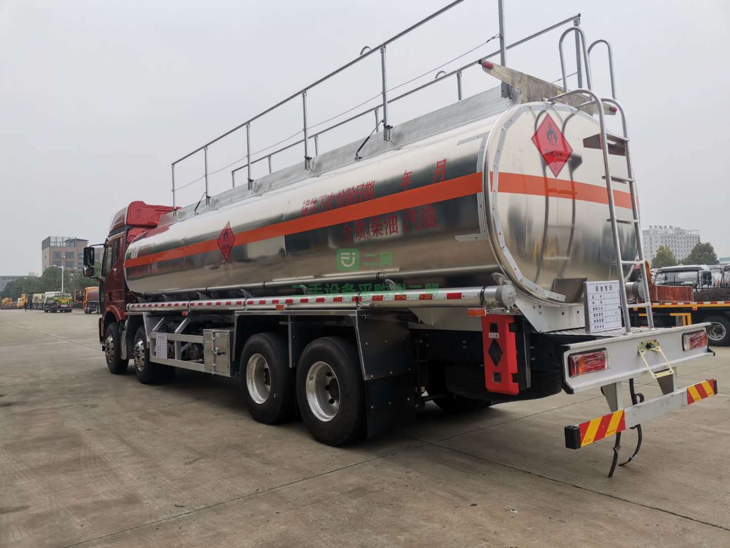 湖北出售二手的解放前四后八鋁合金油罐車