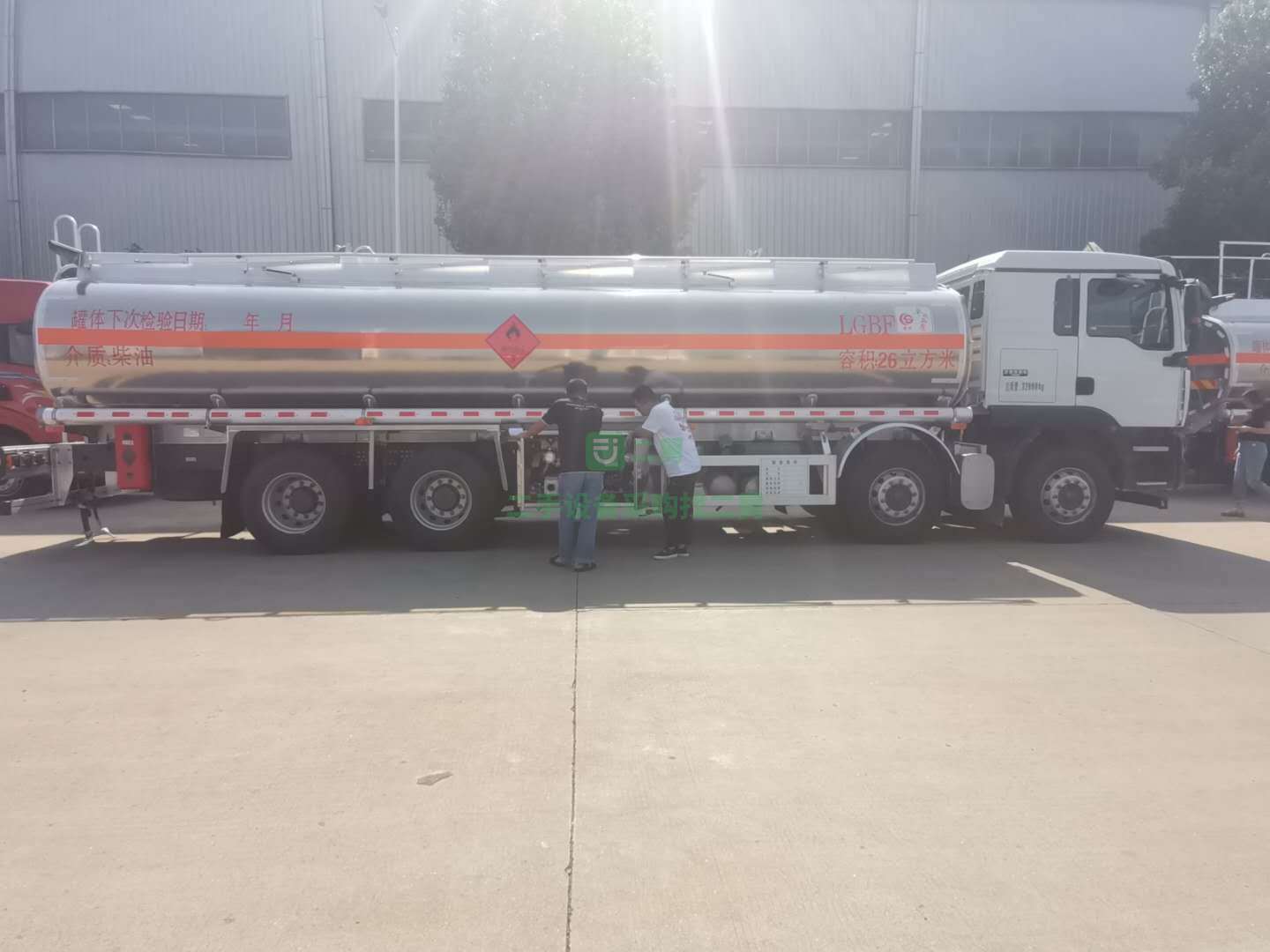 湖北出售汕德卡前四后八鋁合金油罐車