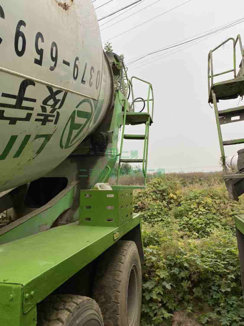 出售17年豪沃凌宇輕量化大12方攪拌車，手續(xù)齊全，包提檔過(guò)戶，支持分期