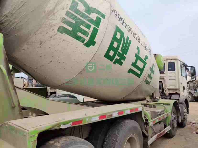 出售17年豪沃凌宇攪拌車輕量化大12方，手續(xù)齊全，包提檔過(guò)戶，支持分期
