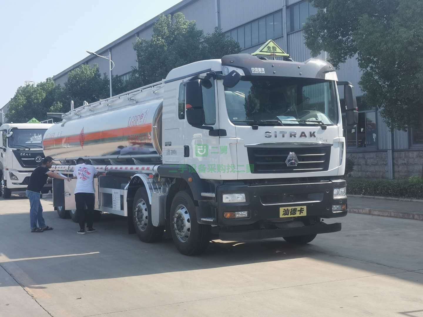 湖北出售汕德卡前四后八鋁合金油罐車