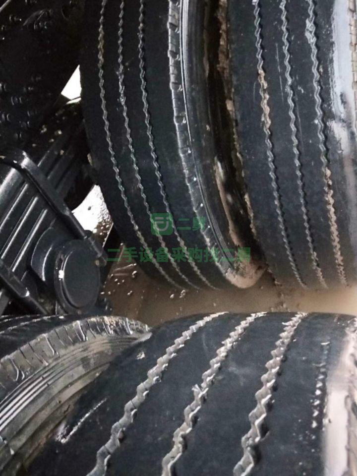 出售八個月捍衛400雙驅帶十一米掛牽引車輪胎九成新