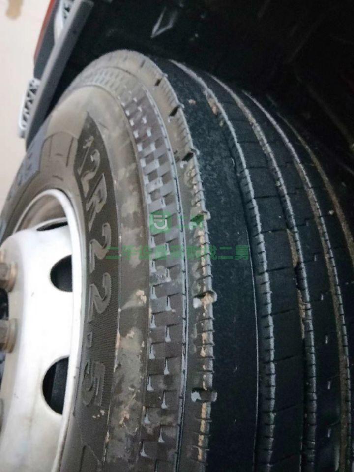出售八個月捍衛400雙驅帶十一米掛牽引車輪胎九成新