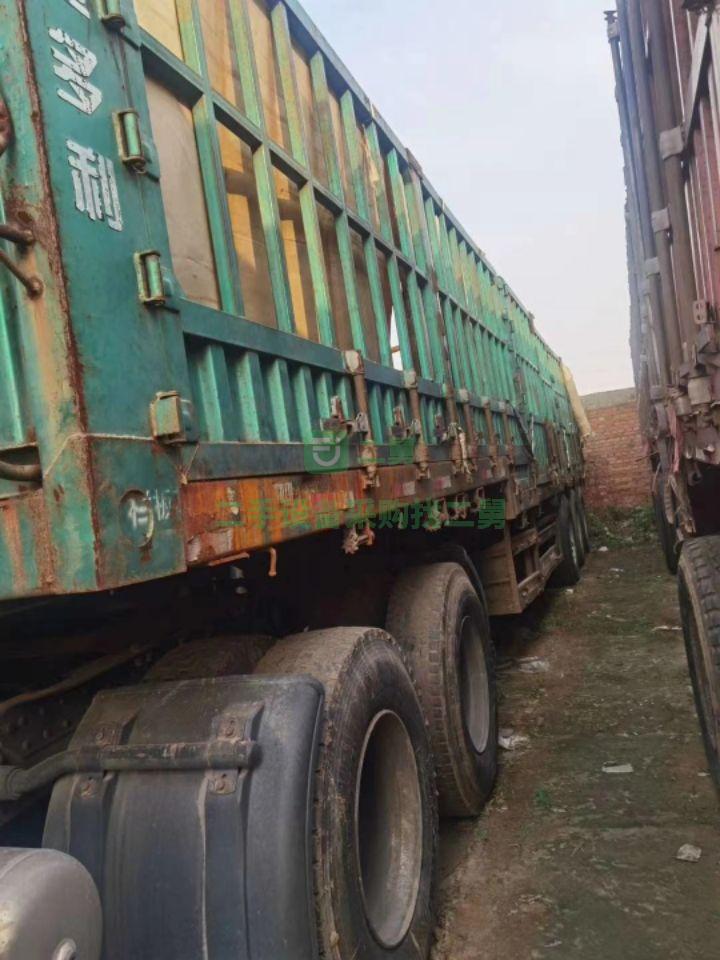 出售4年整，13米高低板金多利牽引車(chē)，無(wú)邊梁，手續(xù)在手，報(bào)價(jià)3W