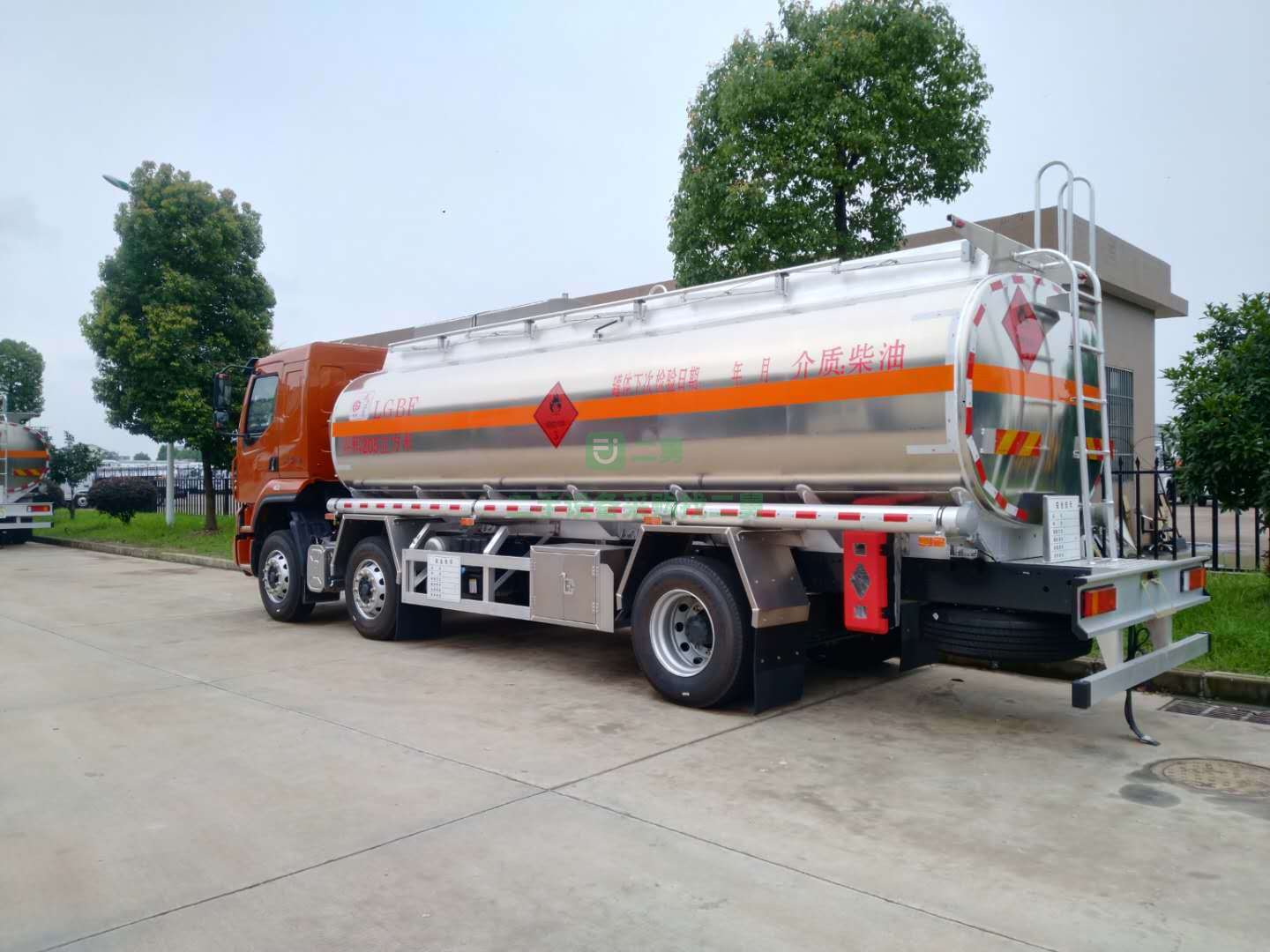 貴州出售東風柳汽6*2鋁合金油罐車