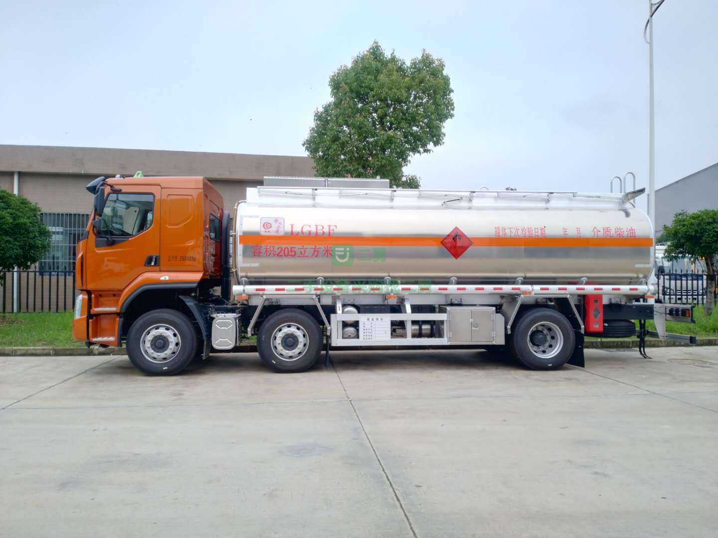 貴州出售東風柳汽6*2鋁合金油罐車