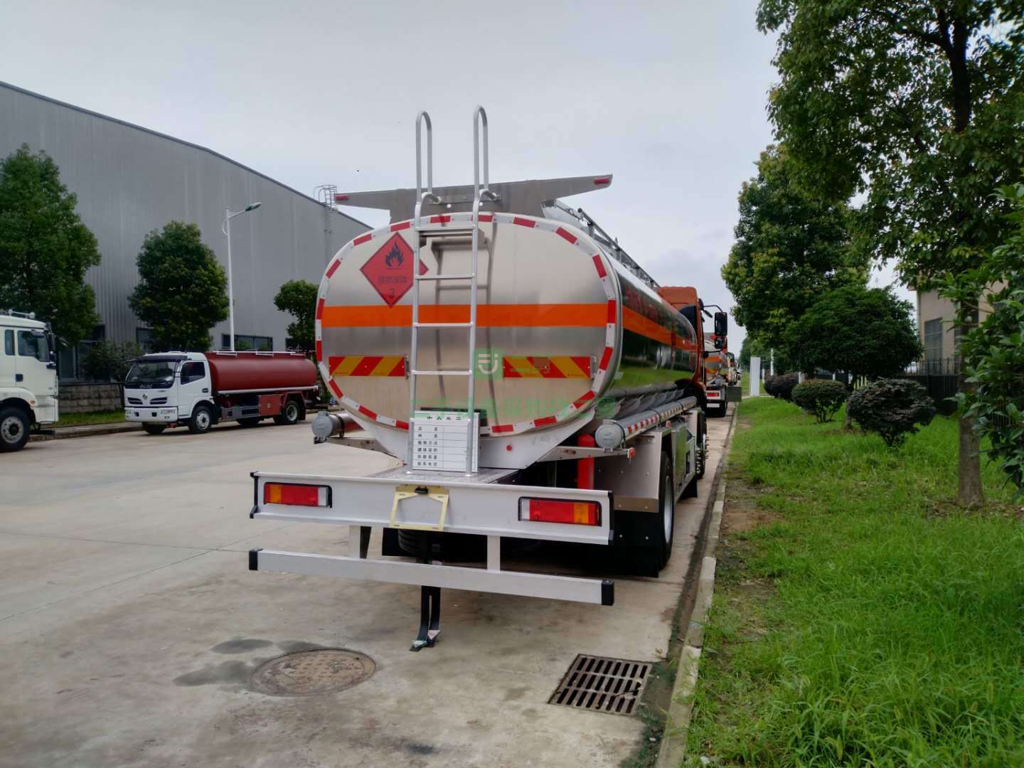 貴州出售東風柳汽6*2鋁合金油罐車