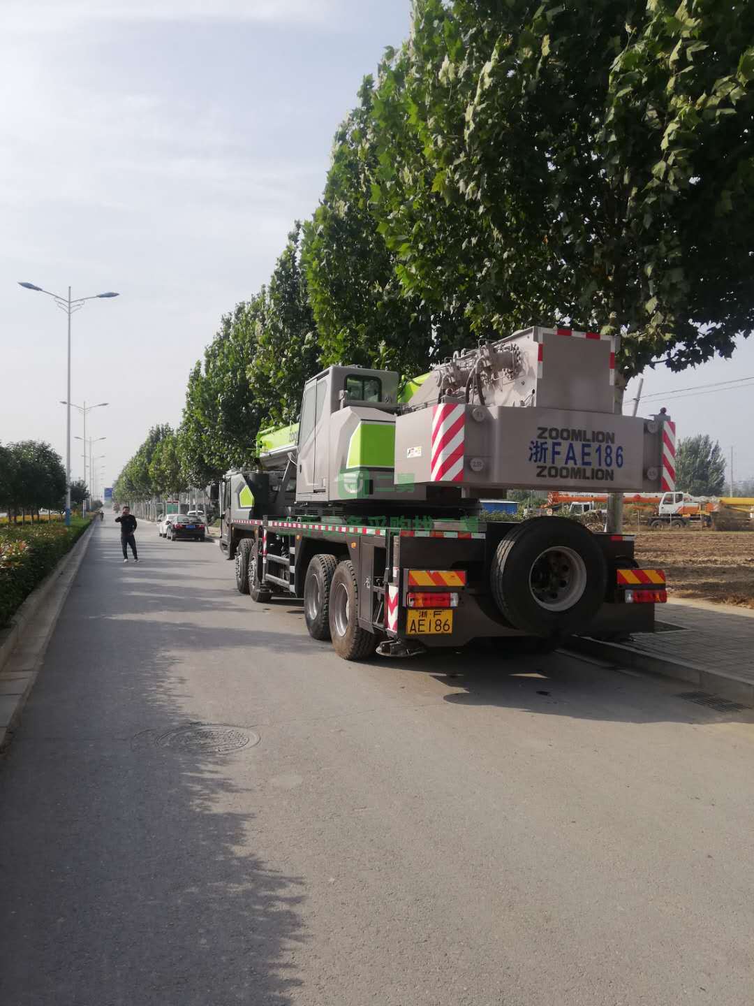 出售一臺17年中聯(lián)55噸吊車，手續(xù)齊全，國五