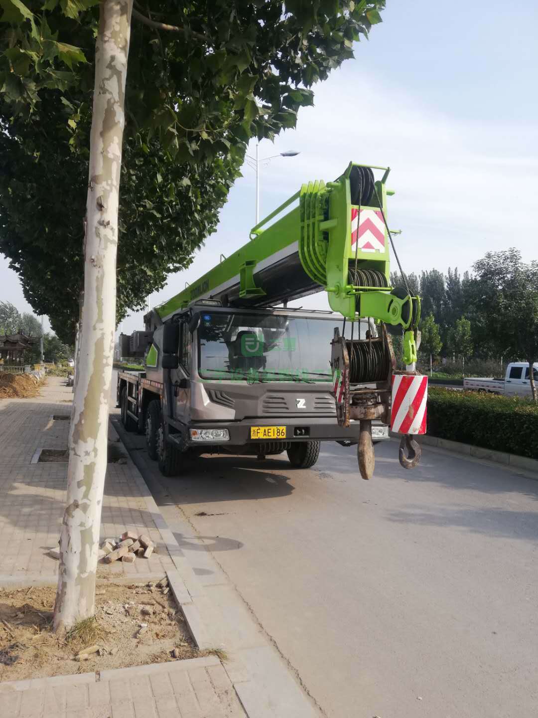 出售一臺17年中聯(lián)55噸吊車，手續(xù)齊全，國五