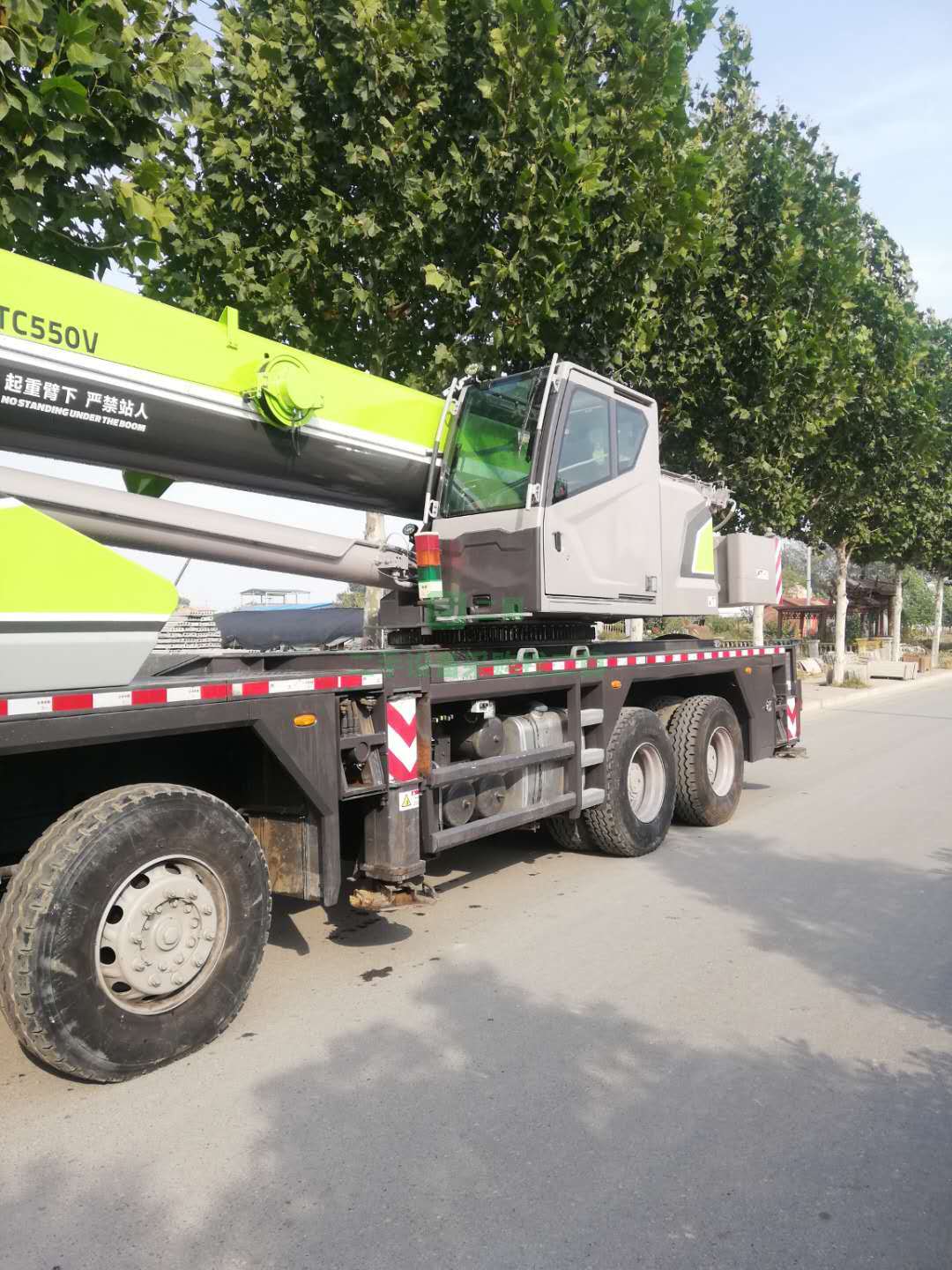 出售一臺17年中聯(lián)55噸吊車，手續(xù)齊全，國五