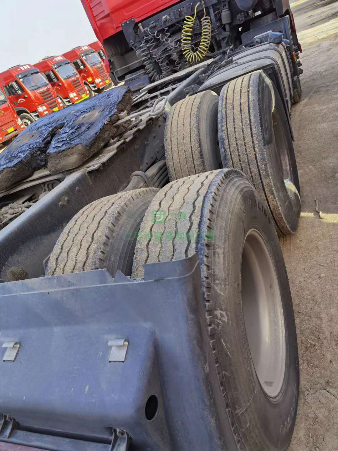 出售一臺三年四個月全保險天龍400馬力牽引車，雙曲車況原車原版