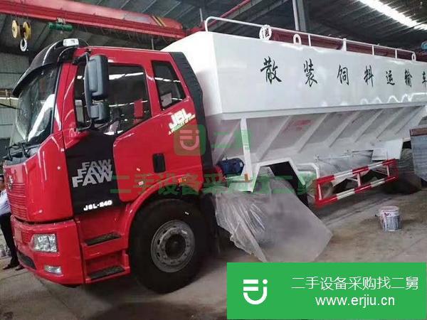 河南出售二手解放小三軸30方飼料運輸車