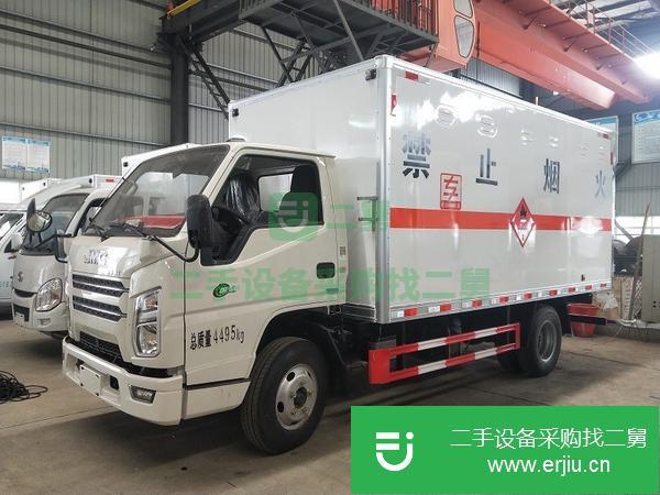 內蒙古出售二手江鈴4.2米藍牌易燃液體廂式運輸車