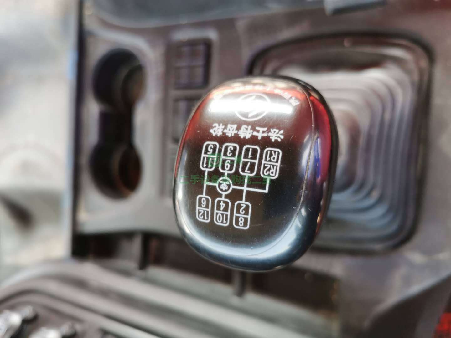 出售19年3月份歐曼400馬力牽引車帶13米標箱側翻出售
