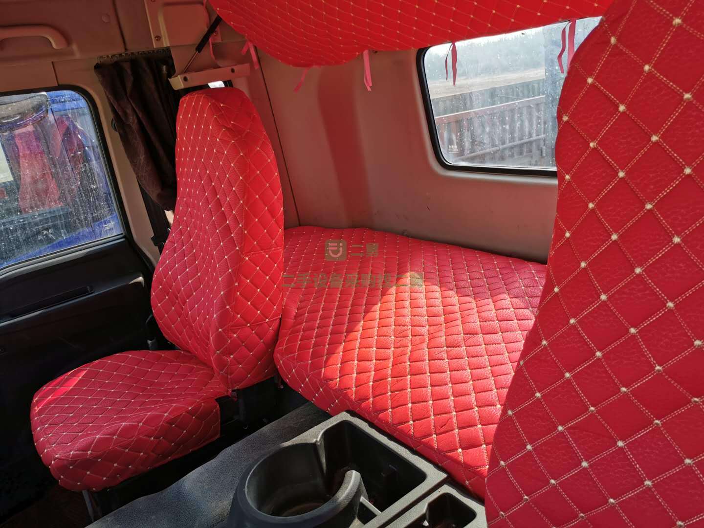出售19年3月份歐曼400馬力牽引車帶13米標箱側翻出售