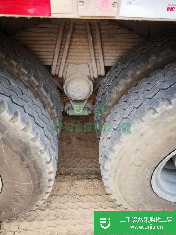 內蒙古出售二手國四排放豪沃攪拌車，380馬力，中聯重科上裝