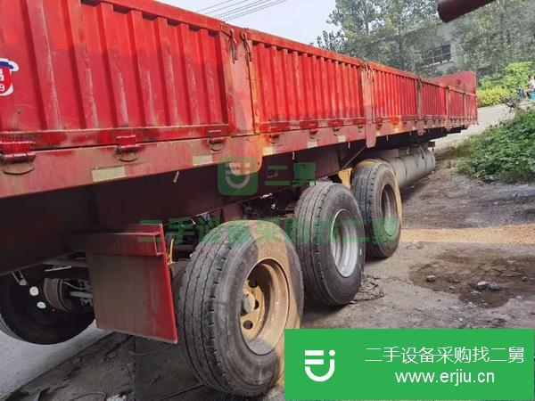 山東出售13米60標(biāo)箱側(cè)翻半掛車