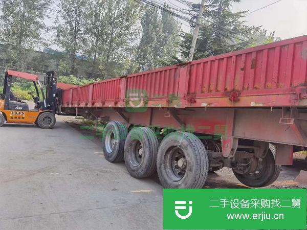 山東出售13米60標(biāo)箱側(cè)翻半掛車