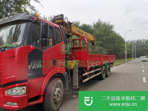 黑龍江出售二手解放吊車，上裝徐工12噸吊機