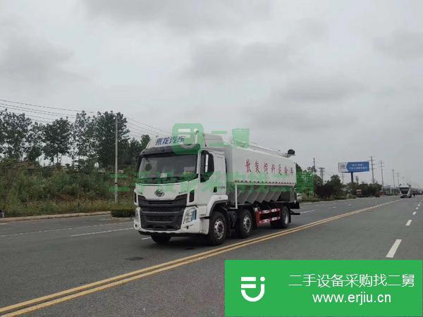 湖南出售二手柳汽小三軸32方散裝飼料運(yùn)輸車(chē)