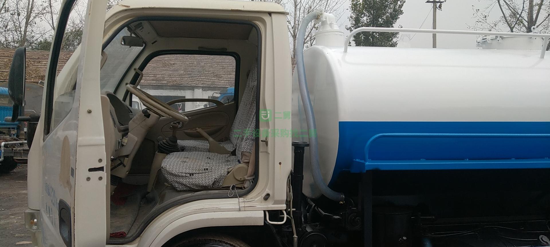 出售一臺精品五立方吸糞車，整車原車原版，車型多多