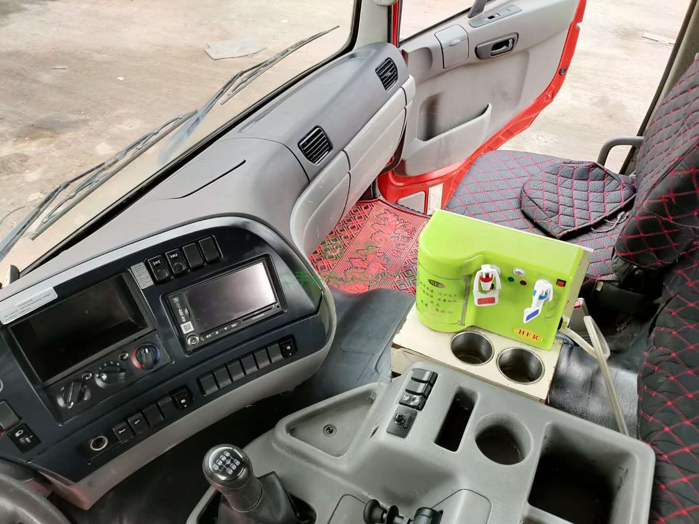 出售19年6月，矮頂天龍牽引車，輪胎八成新，實跑3.6萬公里