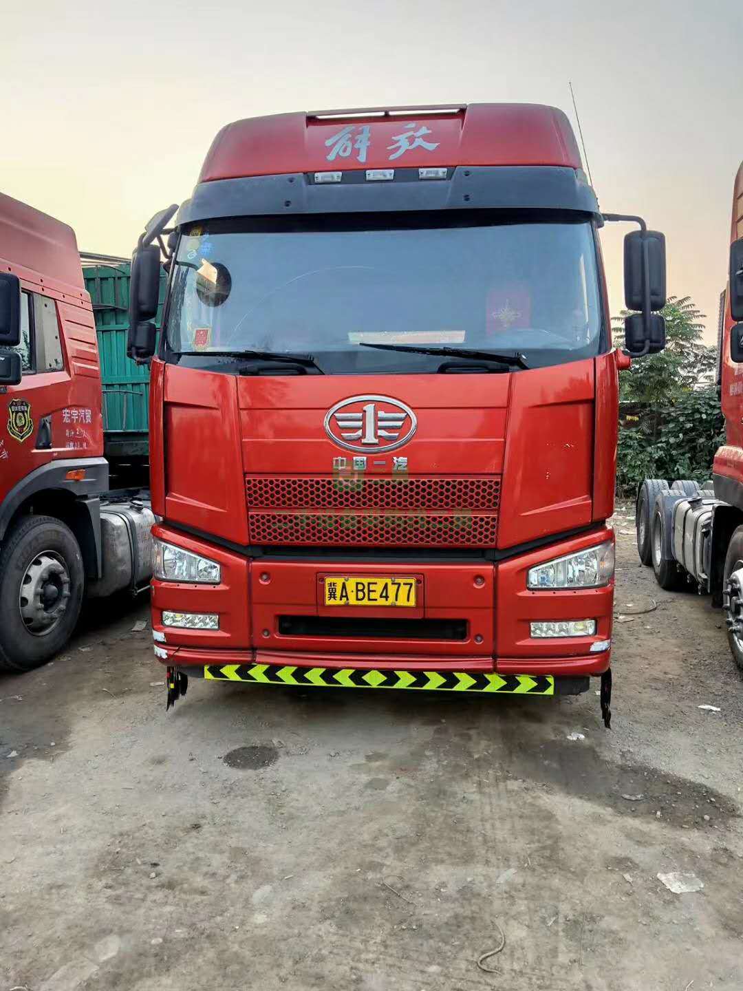 出售一臺(tái)16年底國五雙驅(qū)解放420馬力牽引車，車況精品