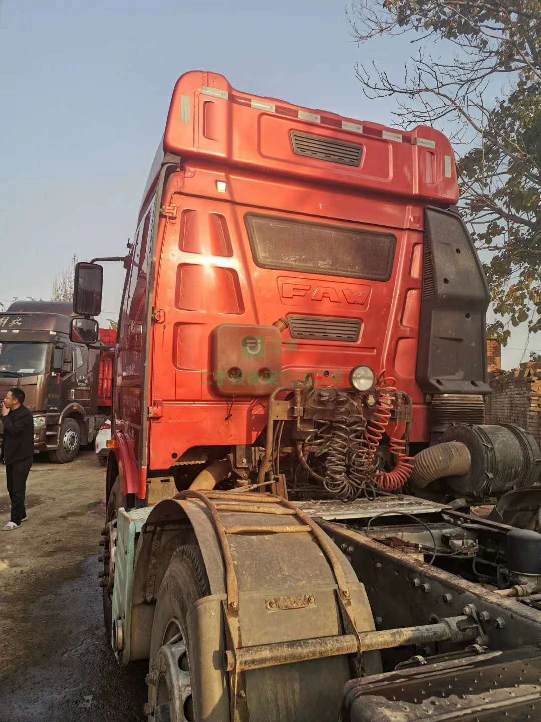出售一臺15年底解放勾六350牽引車，車況精品