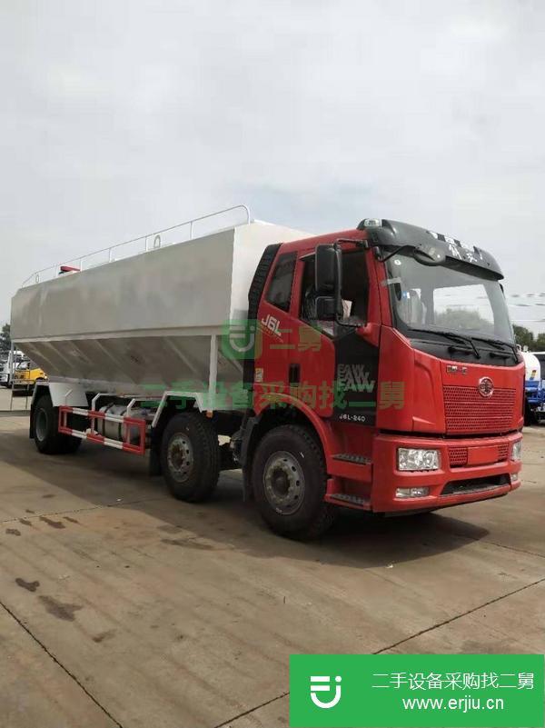 山東出售二手解放小三軸30方散裝飼料運(yùn)輸車(chē)