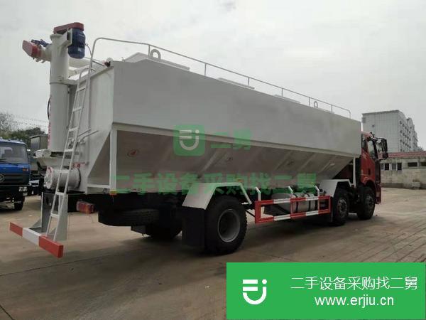 山東出售二手解放小三軸30方散裝飼料運(yùn)輸車(chē)