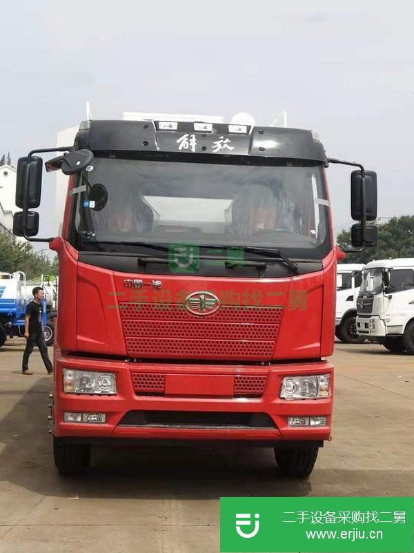山東出售二手解放小三軸30方散裝飼料運(yùn)輸車(chē)