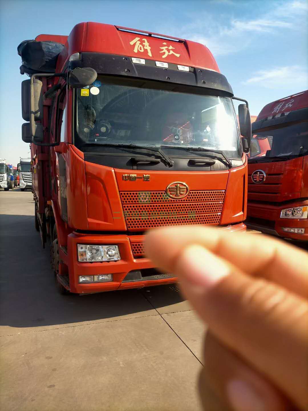 急售一臺一年整全保險解放貨車，高頂雙臥，四缸220馬力