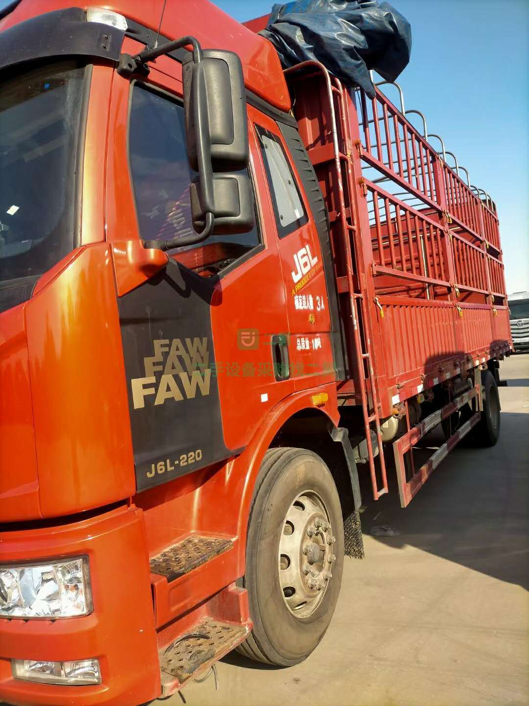 急售一臺一年整全保險解放貨車，高頂雙臥，四缸220馬力