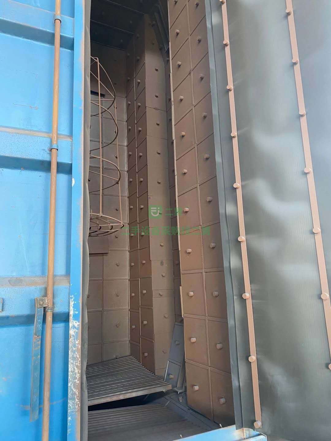 出售一臺寬兩米四高四米八雙鉤拋丸機(jī)，兩噸全護(hù)板