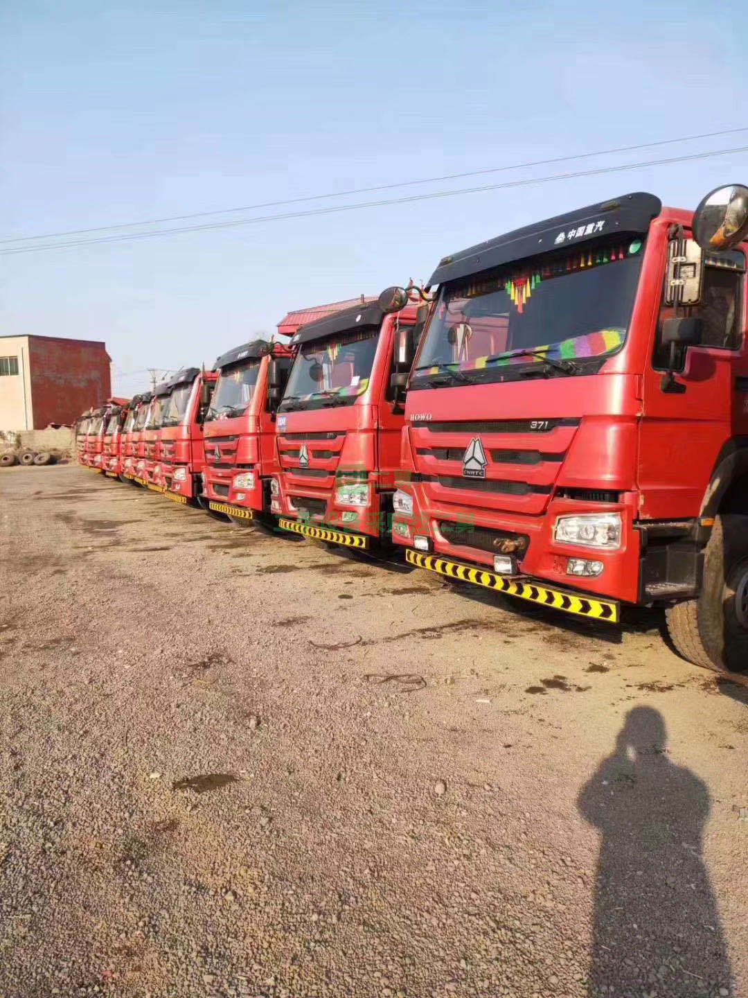 出售一臺(tái)豪沃375馬力自卸車，12速，奔馳橋