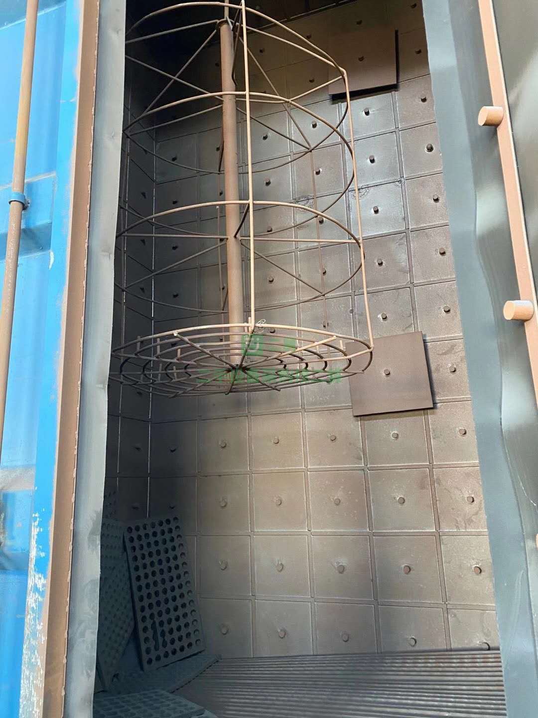 出售一臺寬兩米四高四米八雙鉤拋丸機(jī)，兩噸全護(hù)板