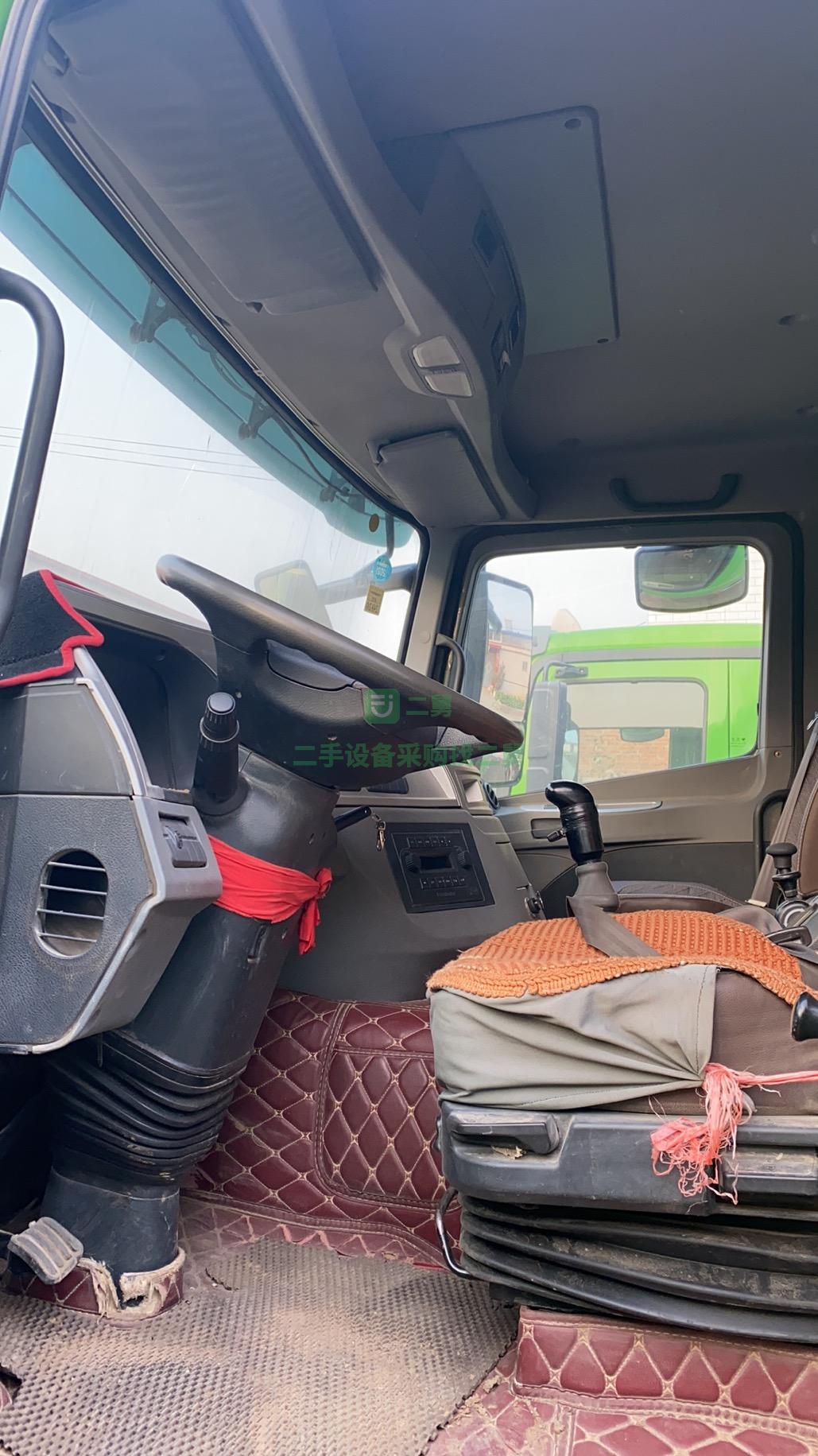 出售一臺18年2?月的375馬力自卸車，12速，奔馳橋