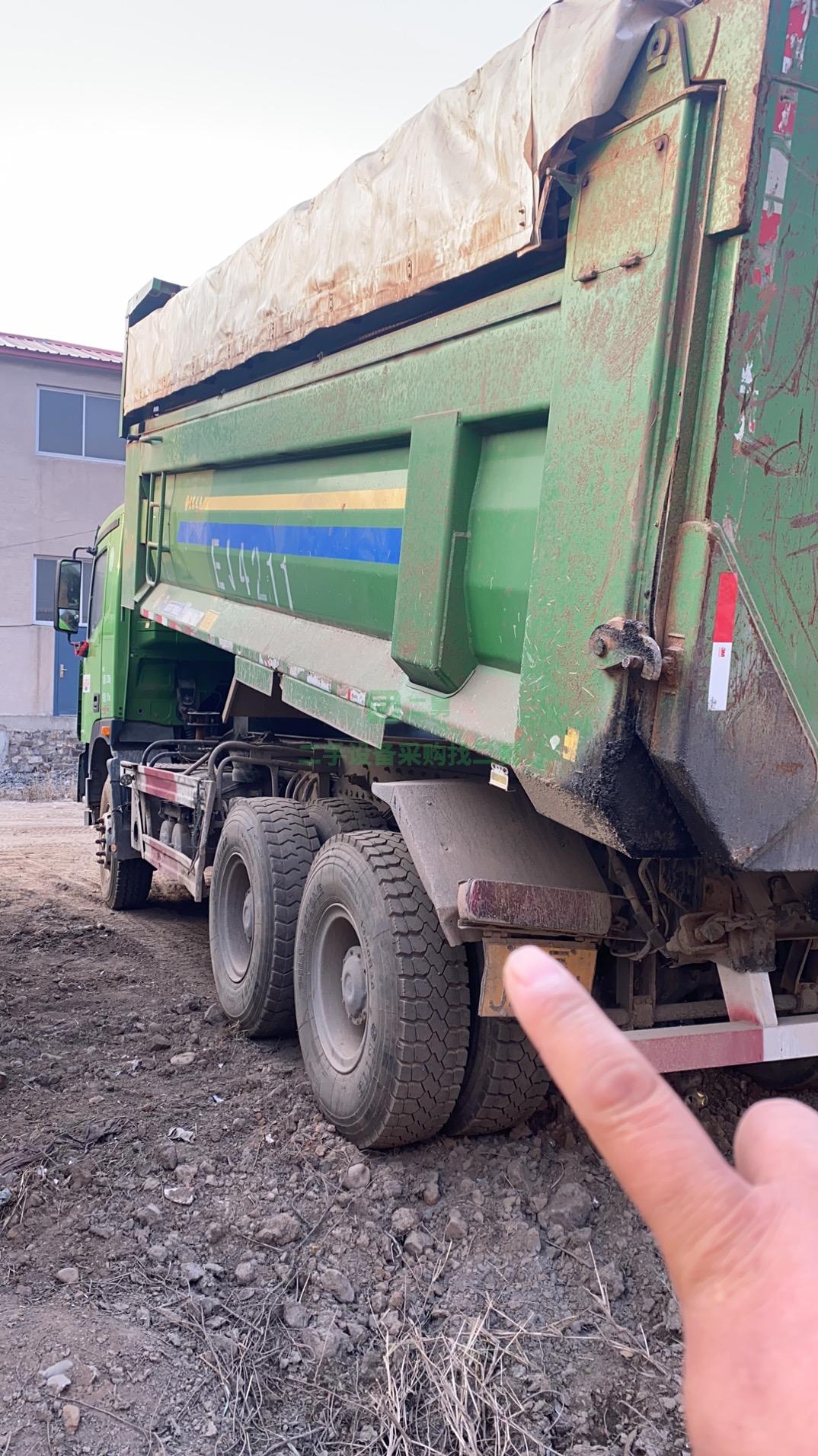 出售一臺18年2?月的375馬力自卸車，12速，奔馳橋