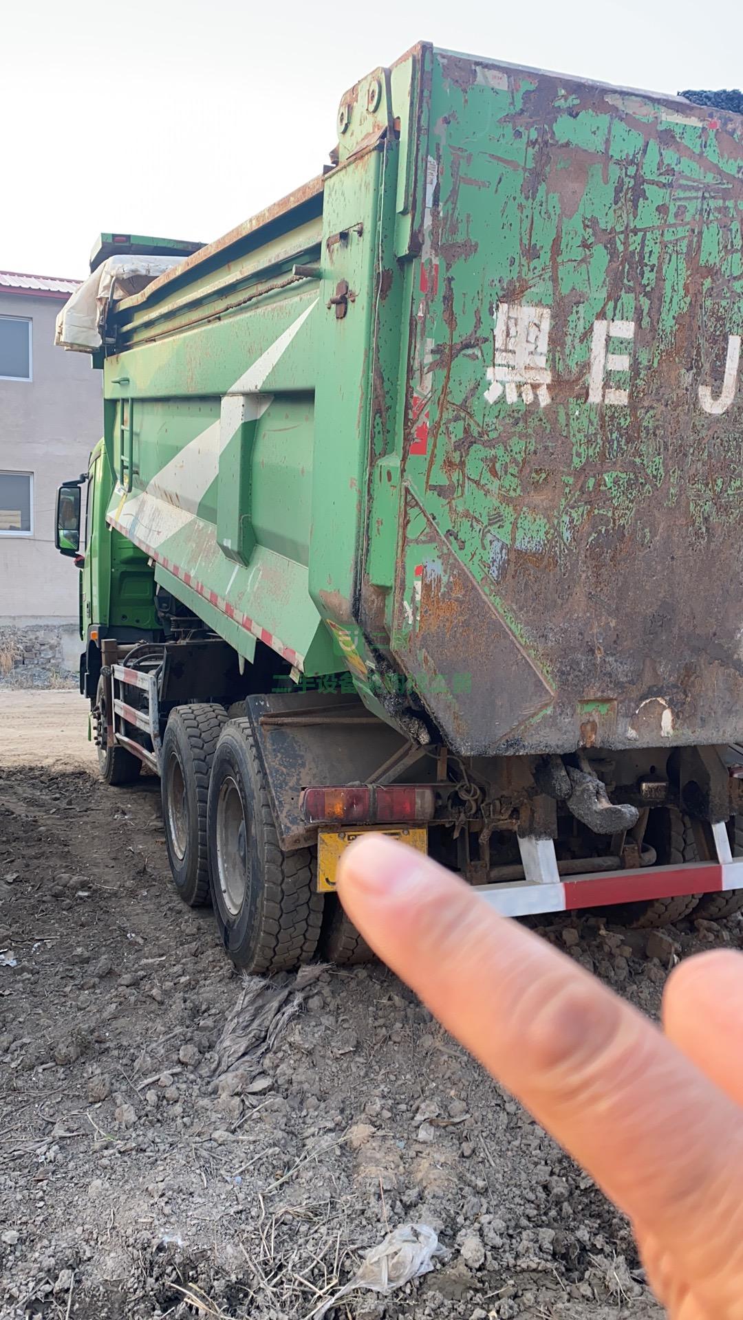 出售一臺18年2?月的375馬力自卸車，12速，奔馳橋