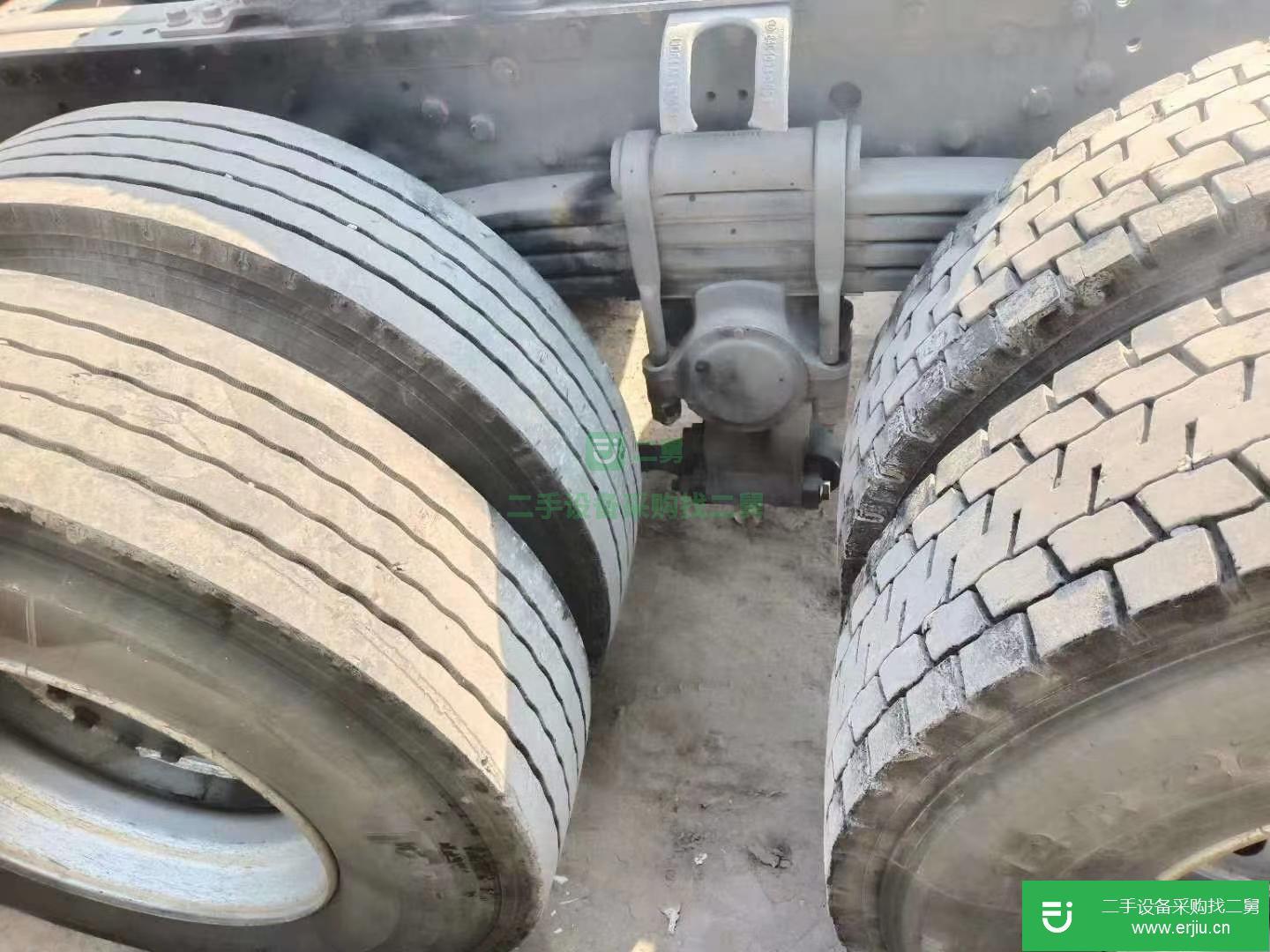 山東出售二手青島解放550馬力牽引車(chē)