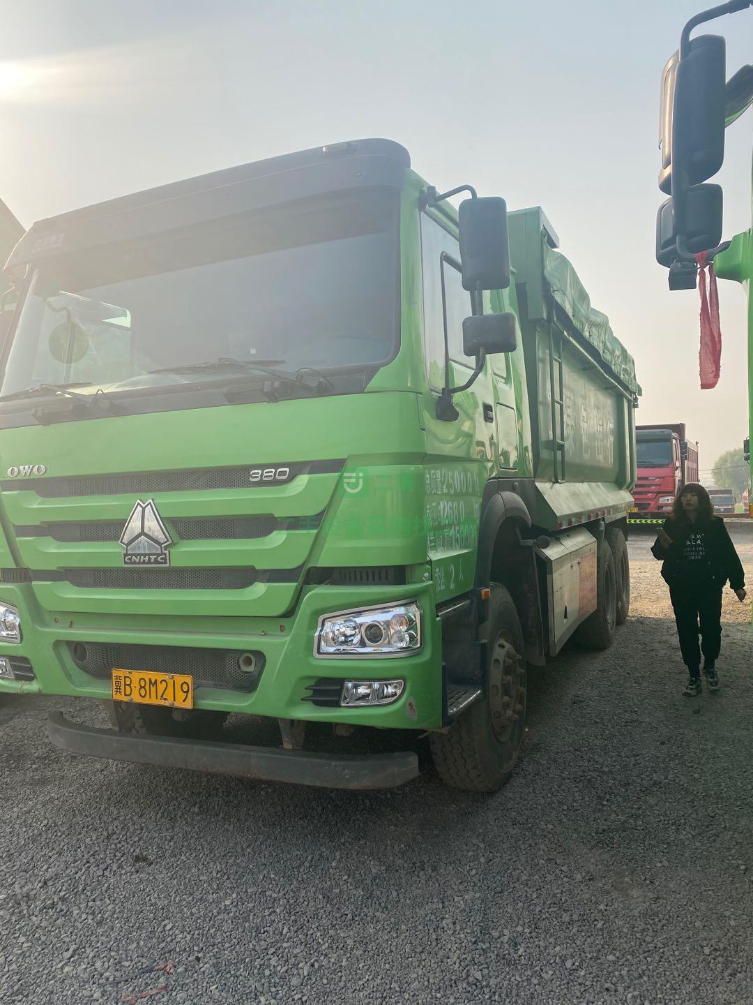 出售一臺豪沃18年4月的自卸車，箱長5.8米