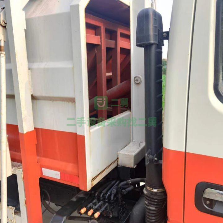 出售18年的東風(fēng)多利卡推鏟式掛通垃圾車