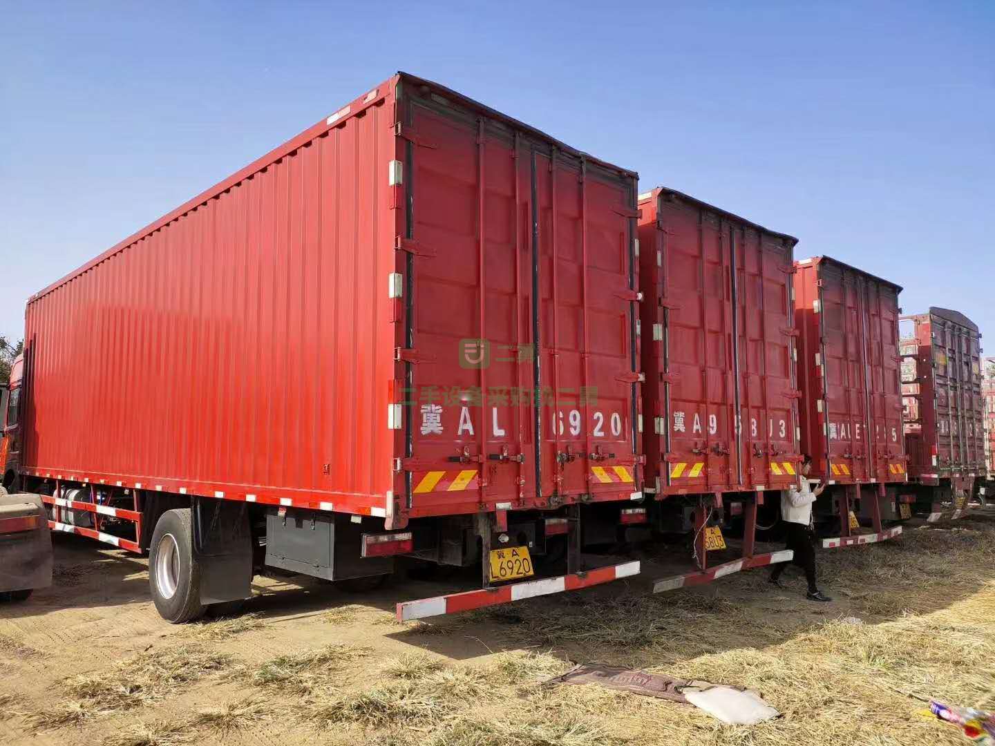 出售一臺車齡3個月9.6前二后四高欄貨車，車況精品，帶大保險